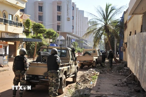 Binh sỹ Mali bao vây khách sạn Radisson Blu để giải cứu cho các con tin hồi tháng 11/2015. (Nguồn: AFP/TTXVN)