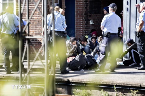 Người di cư tại nhà ga Padborg sau khi qua biên giới Đan Mạch-Đức. (Nguồn: AFP/TTXVN)