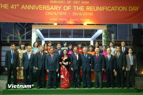 Các đại biểu tham dự buổi lễ chụp ảnh lưu niệm. (Ảnh: Vũ Toàn-Phạm Duy/Vietnam+)