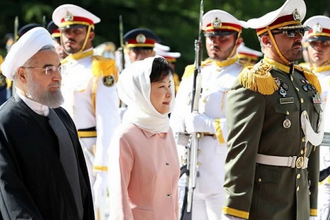 Tổng thống Hàn Quốc Park Geun-hye và Tổng thống Iran Hassan Rouhani trong lễ đón bà Park Geun-hye tại cung điện Saadabad ở Tehran. (Nguồn: AP)
