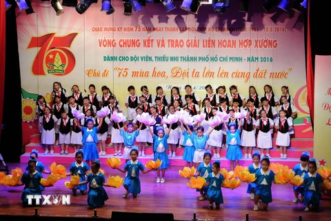 Tiết mục biểu diễn trong Liên hoan hợp xướng kỷ niệm 75 năm thành lập Đội Thiếu niên Tiền phong Hồ Chí Minh. (Ảnh: An Hiếu/TTXVN)