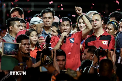 Ứng viên Rodrigo Duterte (giữa) phát biểu trước những người ủng hộ trong cuộc vận động tranh cử Tổng thống ở Manila ngày 7/5. (Nguồn: AFP/TTXVN)