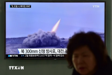 Truyền hình Hàn Quốc đưa tin về một vụ phóng tên lửa của Triều Tiên ngày 4/3. (Nguồn: AFP/TTXVN)