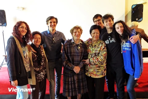 Các đại biểu đại diện Việt Nam, Italy và Cuba chụp ảnh lưu niệm cùng các sinh viên Italy. (Ảnh: Đức Hòa-Quang Thanh/Vietnam+) 