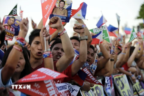 Những người míttinh ủng hộ ứng cử viên Rodrigo Duterte tại Manila. (Nguồn: AFP/TTXVN)