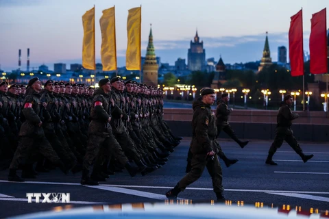 Binh sỹ Nga tham gia diễn tập duyệt binh chào mừng Ngày Chiến thắng tại Moskva ngày 5/5. (Nguồn: EPA/TTXVN)