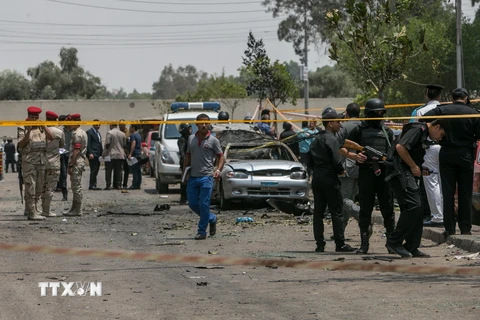 Lực lượng an ninh Ai Cập điều tra tại hiện trường vụ đánh bom ám sát Tổng Công tố Barakat ở Cairo. (Nguồn: THX/TTXVN)