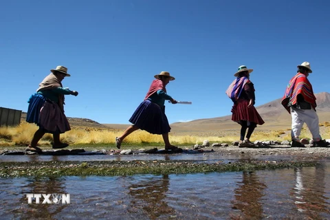 Người dân di chuyển dọc con sông Silala ở Potosi, gần khu vực biên giới Chile - Bolivia ngày 29/3. (Nguồn: AFP/TTXVN)