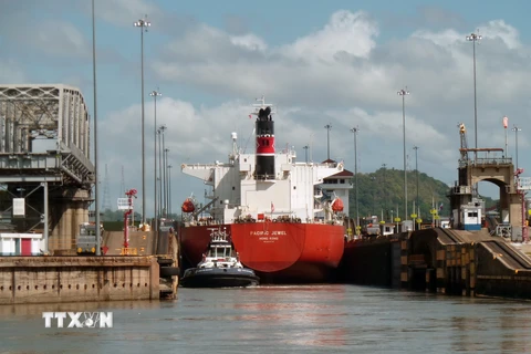 Tàu chở hàng đi qua Kênh đào Panama. (Nguồn: AFP/TTXVN)