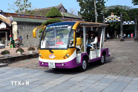 Xe điện phục vụ khách tham quan Đại Nội-Huế. Ảnh minh họa. (Nguồn: Hồ Cầu/TTXVN)
