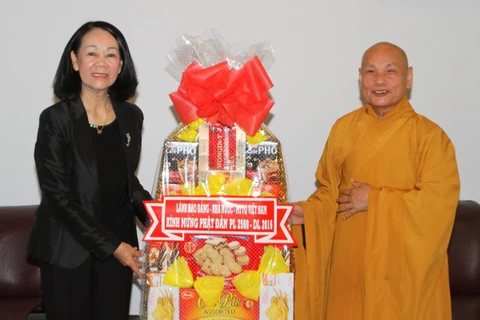 Bà Trương Thị Mai thăm, tặng quà cho Trung ương Giáo hội Phật giáo Việt Nam tại TP. Hồ Chí Minh. (Ảnh: Hoàng Hải/TTXVN)