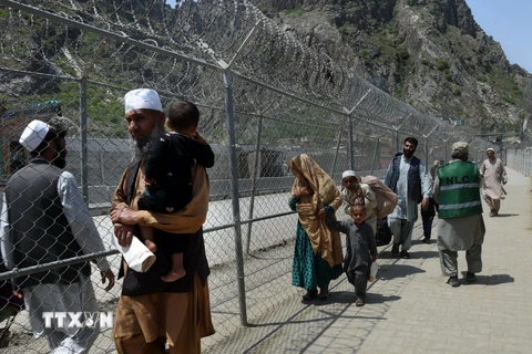 Người dân Afghanistan vào Pakistan qua cửa khẩu Torkham ngày 26/4. (Nguồn: AFP/TTXVN)