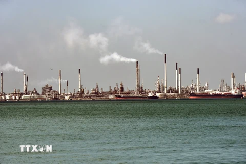 Nhà máy lọc dầucủa Sell trên đảo Bukom, Singapore. (Nguồn: AFP/TTXVN)