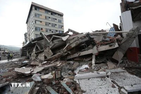 Những căn nhà bị đổ sập trong động đất tại Portoviejo ngày 17/4. (Nguồn: AFP/TTXVN)