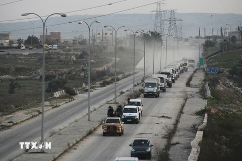 Đoàn xe tải chở hàng cứu trợ tới thị trấn Fuaa và Kafraya, tỉnh Idlib, tây bắc Syria ngày 17/2. (Nguồn: AFP/TTXVN)