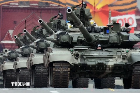 Xe tăng T-90 của Nga diễu binh trên quảng trường Đỏ, thủ đô Mátxcơva. (Nguồn: AFP/TTXVN)