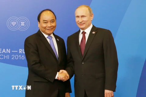 Tổng thống Liên bang Nga Vladimir Putin đón Thủ tướng Nguyễn Xuân Phúc. (Ảnh: Thống Nhất/TTXVN)