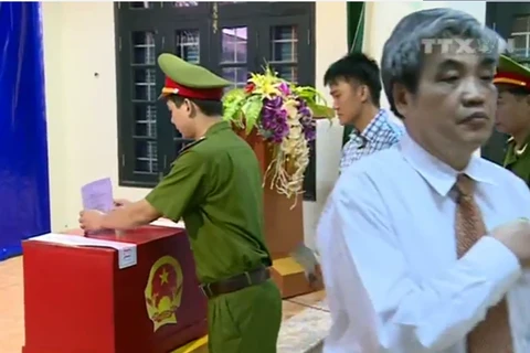 [Video] Trung đoàn cảnh sát bảo vệ mục tiêu thực hiện bầu cử