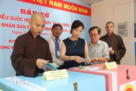 Cử tri bỏ phiếu tại khu vực bầu cử số 60, phường 9, quận 3, Thành phố Hồ Chí Minh . (Ảnh: Hứa Chung/TTXVN)