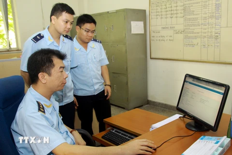 Cán bộ Chi cục Hải quan Bắc Hà Nội kiểm tra quá trình vận hành hệ thống VNACCS/VCIS. (Ảnh: Hoàng Hùng/TTXVN)