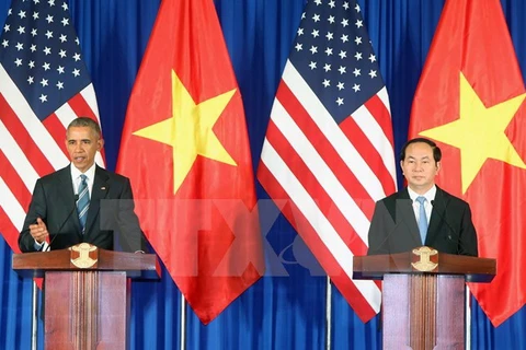 Trong cuộc họp báo tại Trung tâm Hội nghị Quốc gia, Tổng thống Barack Obama đã tuyến bố Hoa Kỳ chính thức gỡ bỏ hoàn toàn lệnh cấm bán vũ khí sát thương với Việt Nam. (Ảnh: Nhan Sáng/TTXVN)