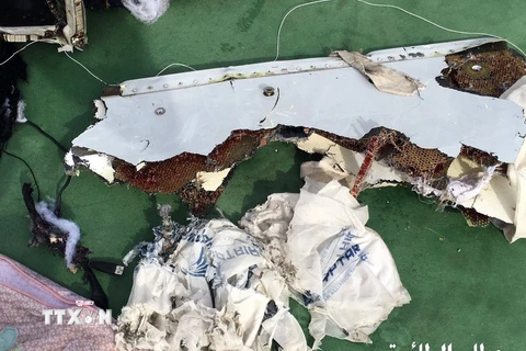 Một mảnh vỡ của MS804 được tìm thấy trên Địa Trung Hải, ngày 21/5. (Nguồn: THX/TTXVN)