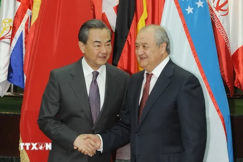 Ngoại trưởng Uzbekistan Abdulaziz Kamilov (phải) và Ngoại trưởng Trung Quốc Vương Nghị (trái) tham dự hội nghị. (Nguồn: THX/TTXVN)