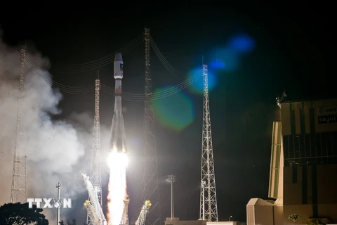 Tên lửa đẩy Soyuz mang theo vệ tinh Galileo 9 và 10 rời bệ phóng tại trung tâm phóng vệ tinh ở Guiana thuộc Pháp ngày 11/09/2015. (Nguồn: AFP/TTXVN)