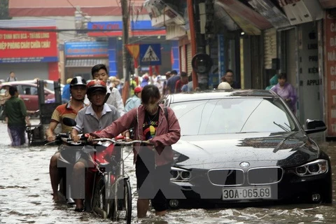 Tuyến phố Lương Thế Vinh, quận Thanh Xuân, Hà Nội, ngập lụt sau trận mưa rạng sáng 25/5 (Ảnh: Hoàng Tuấn/TTXVN)