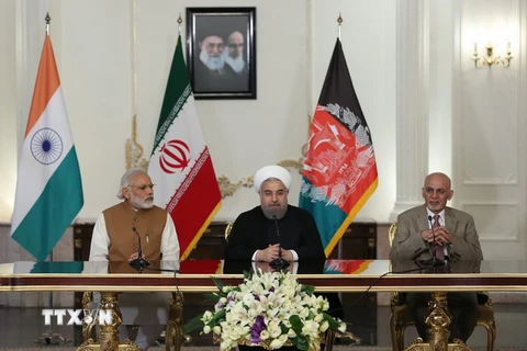 Lễ ký thỏa thuận ba bên Iran- Ấn Độ- Afghanistan tại Tehran ngày 23/5. (Nguồn: EPA/TTXVN)