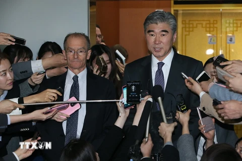 Đặc phái viên Mỹ về chính sách Triều Tiên Sung Kim (phải). (Nguồn: AFP/TTXVN)