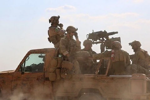 Biệt kích Mỹ đeo phù hiệu YPG. (Nguồn: AFP)