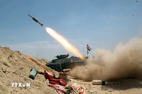 Chính phủ Iraq bắn rocket nhằm vào mục tiêu của phiến quân trong chiến dịch giải phóng Fallujah ngày 26/5. (Nguồn: AFP/TTXVN)