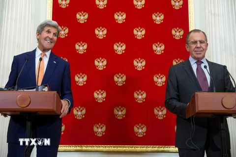 Ngoại trưởng Mỹ John Kerry và người đồng cấp Nga Sergei Lavrov .(Nguồn: AFP/TTXVN)