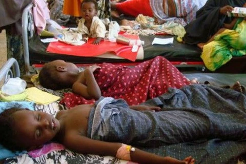 Điều trị cho bệnh nhi bị bệnh tả tại khu vực biên giới Kenya-Somalia. (Nguồn: alshahid.net)
