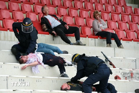 Cảnh sát Pháp tham gia diễn tập chống khủng bố tại sân vận động ở Valence, miền đông nam Pháp. (Nguồn: AFP/TTXVN)