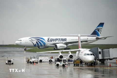 Máy bay của Hãng hàng không EgyptAir tại sân bay Charles de Gaulle ở Paris ngày 19/5. (Nguồn: THX/TTXVN)