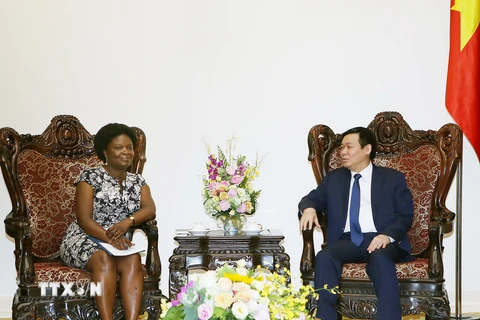 Phó Thủ tướng Vương Đình Huệ tiếp bà Victoria Kwakwa, Phó chủ tịch Ngân hàng Thế giới phụ trách khu vực Đông Á Thái Bình Dương. (Ảnh: Nguyễn Dân/TTXVN)