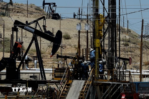 Một cơ sở khai thác dầu khí của Tập đoàn Chevron gần Bakersfield, bang California, Mỹ. (Nguồn: AFP/TTXVN)