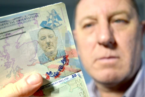 Ông Stuart Boyd không vui với tấm ảnh hộ chiếu giống hệt trùm phát xít Hitler. (Nguồn: metro.co.uk)