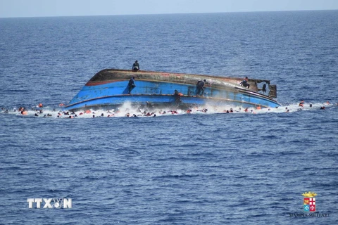 Thuyền chở người di cư bị lật ở ngoài khơi bờ biển Libya, gần Sicily (Italy) ngày 25/5. (Nguồn: EPA/TTXVN)