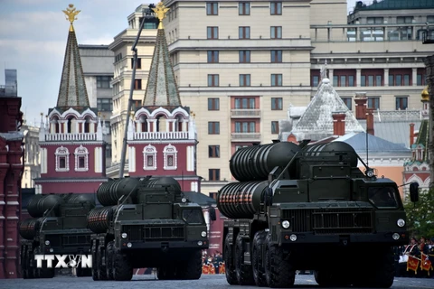 Hệ thống tên lửa phòng không S-400 của Nga trong lễ tổng duyệt duyệt binh diễu hành mừng 71 năm Ngày Chiến thắng tại Quảng trường Đỏ ở thủ đô Moskva ngày 7/5. (Nguồn: AFP/TTXVN)