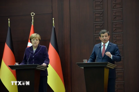 Thủ tướng Thổ Nhĩ Kỳ Ahmet Davutoglu và Thủ tướng Đức Angela Merkel. (Nguồn: THX/TTXVN)