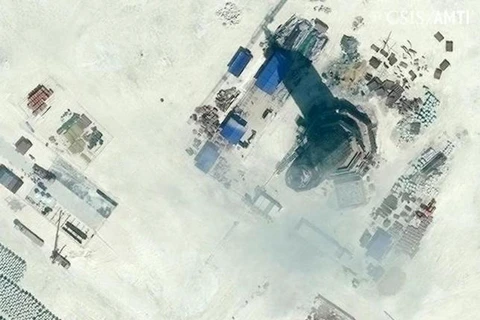Ảnh chụp từ trên cao cho thấy các công trình phi pháp do Trung Quốc xây dựng trên bãi Xu Bi, thuộc quần đảo Trường Sa của Việt Nam (Nguồn: Reuters)