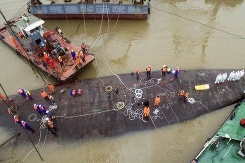 Lực lượng cứu hộ tại hiện trường vụ chìm tàu du lịch Trung Quốc trên sông Dương Tử tháng 6/2015. Ảnh minh họa. (Nguồn: Reuters)