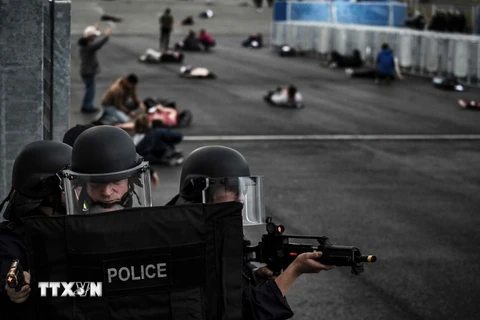 Lực lượng cảnh sát và phòng cháy chữa cháy Pháp diễn tập chống khủng bố. (Nguồn: AFP/TTXVN)