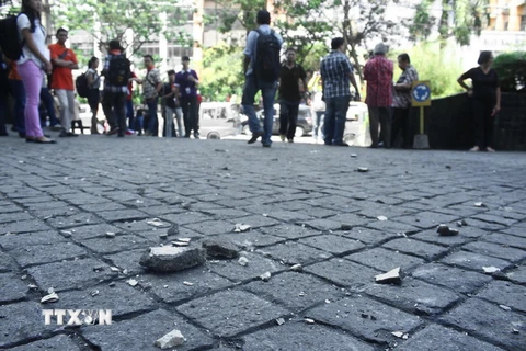 Những mảnh bêtông rơi xuống từ tòa nhà thành phố Manado, thủ phủ đảo Bắc Sulawesi sau một trận động đất. (Nguồn: AFP/TTXVN)