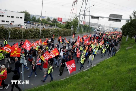 Các nhà hoạt động công đoàn và thanh niên Pháp tham gia đình công và biểu tình ở Rungis, phía nam thủ đô Paris ngày 9/6. (Nguồn: AFP/TTXVN)
