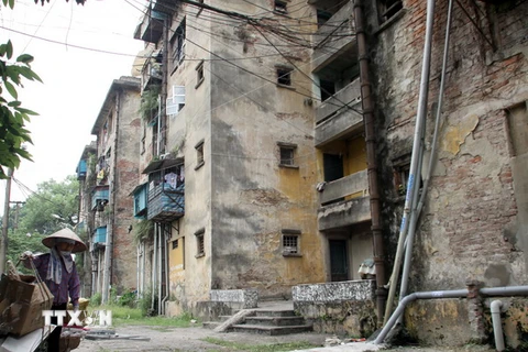 Hà Nội vẫn còn nhiều khu chung cư cũ xuống cấp. (Nguồn: TTXVN)