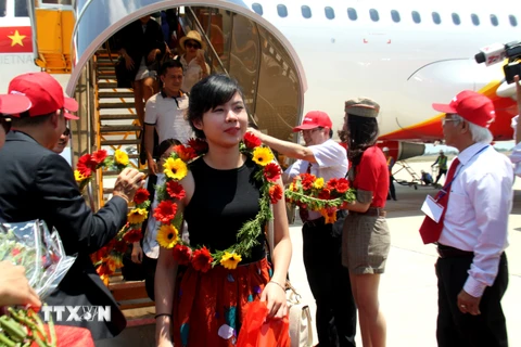 Những hành khách đầu tiên xuống sân bay Tuy Hòa trong buổi khai trương tuyến bay. (Ảnh: Thế Lập/TTXVN)